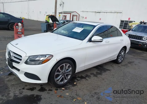 2018 Mercedes-Benz C 300 4Matic z USA, uszkodzony, nr VIN 55SWF4KB7JU259455